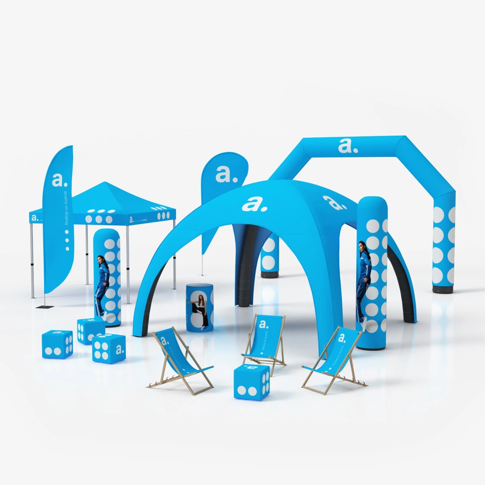 Zestaw niebieskich namiotów i mebli eventowych z białymi kropkami i logo adsystem.