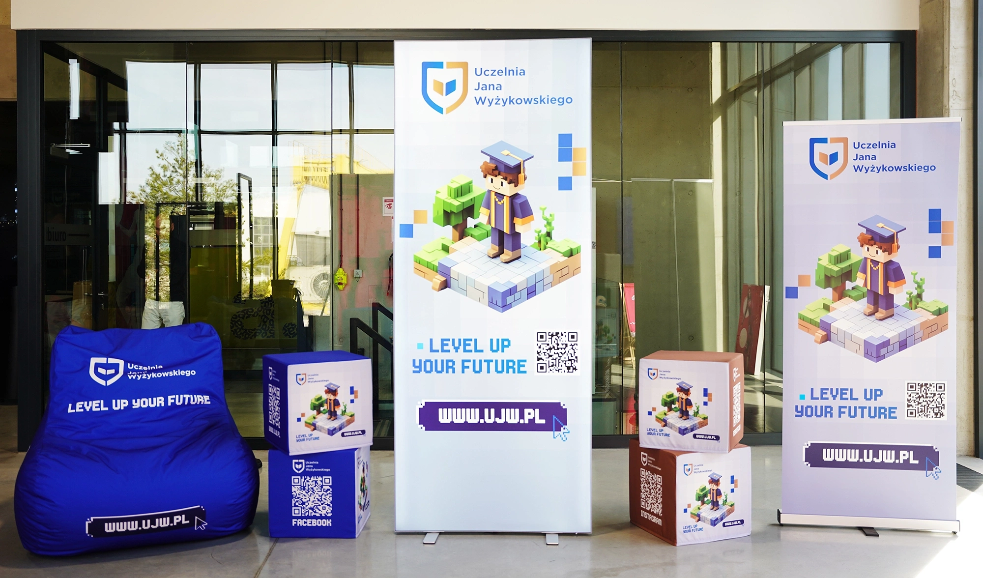 Kasetony i meble reklamowe dla uczelni ustawione na korytarzu
