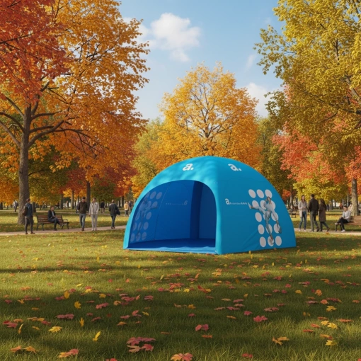 Jesienny park z namiotem reklamowym adsystem w zywych kolorach oraz spacerujacymi ludzmi w kurtkach, prezentacja namiotu podczas plenerowego eventu jesiennego.