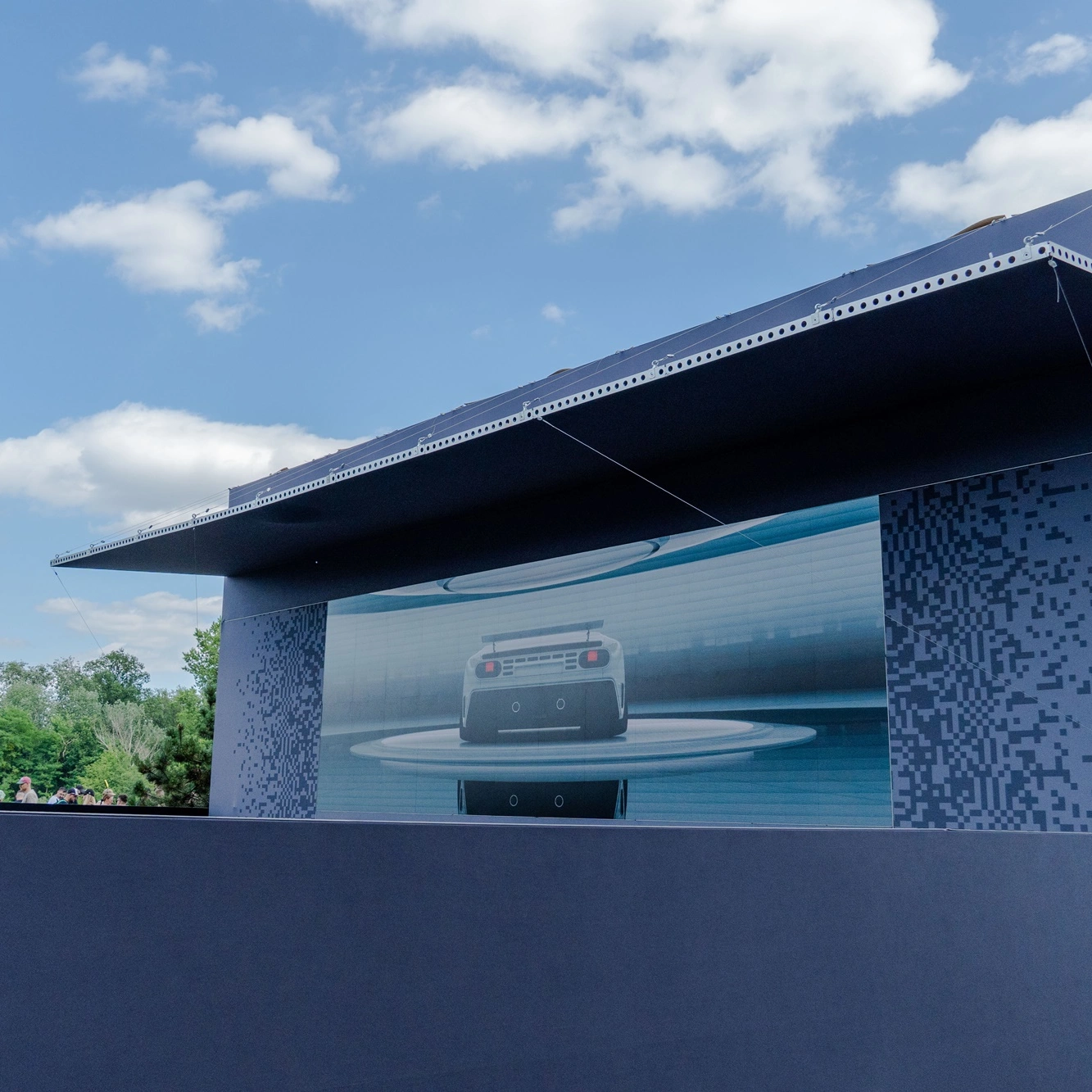 Dolny poziom strefy VIP na Ultrace 2025 z dużą grafiką samochodu sportowego na tle konstrukcji mFrame.