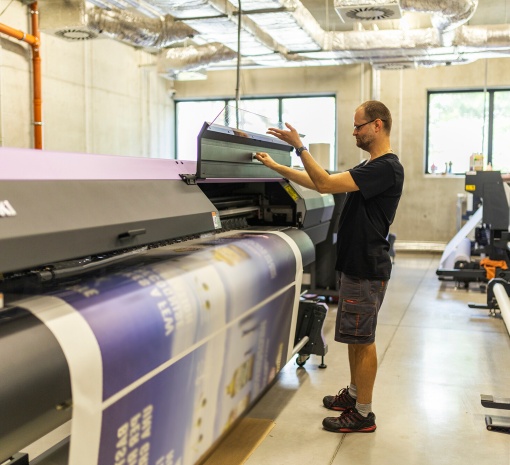 file-meta-description.pracownikobsługującywielkoformatowądrukarkęsolwentowąwnowoczesnejhaliprodukcyjnej.