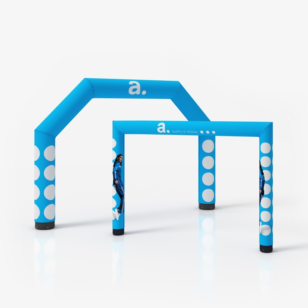 Dois arcos publicitários pneumáticos azuis com pontos brancos e personagem impresso em fundo claro