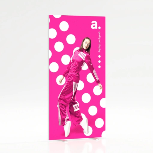 Caixa publicitária com fundo rosa intenso bolinhas brancas e figura feminina em roupa desportiva