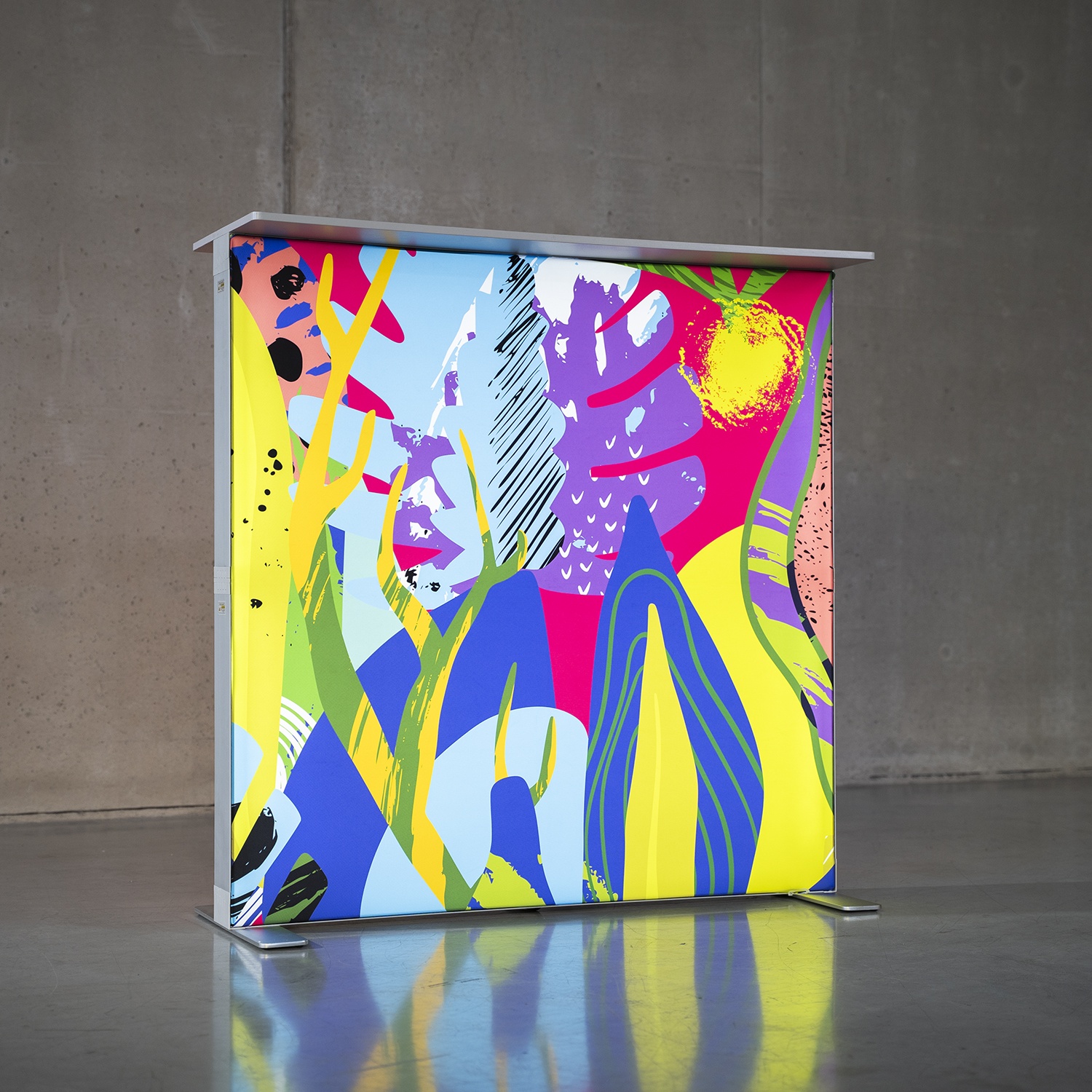 Podświetlana trybunka z nową, kolorową grafiką w systemie SEG, gotowa do ponownego użycia na eventach i w przestrzeniach firmowych.