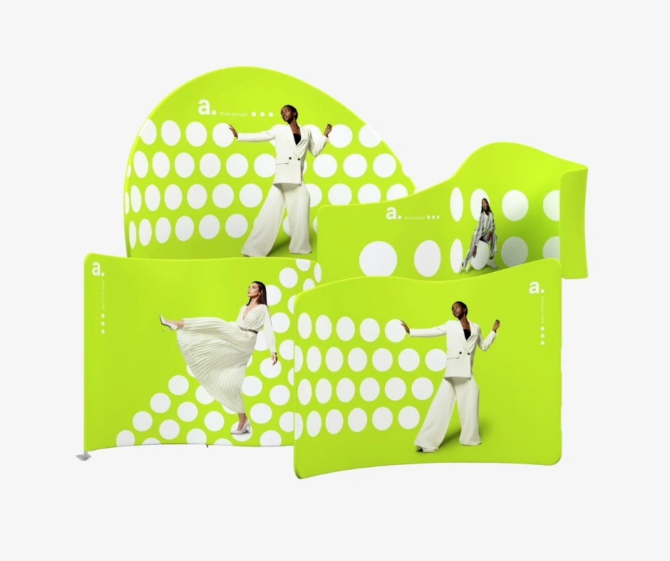 Conjunto de quatro paredes publicitárias de formas irregulares em verde néon a apresentar diferentes formas de sistemas têxteis