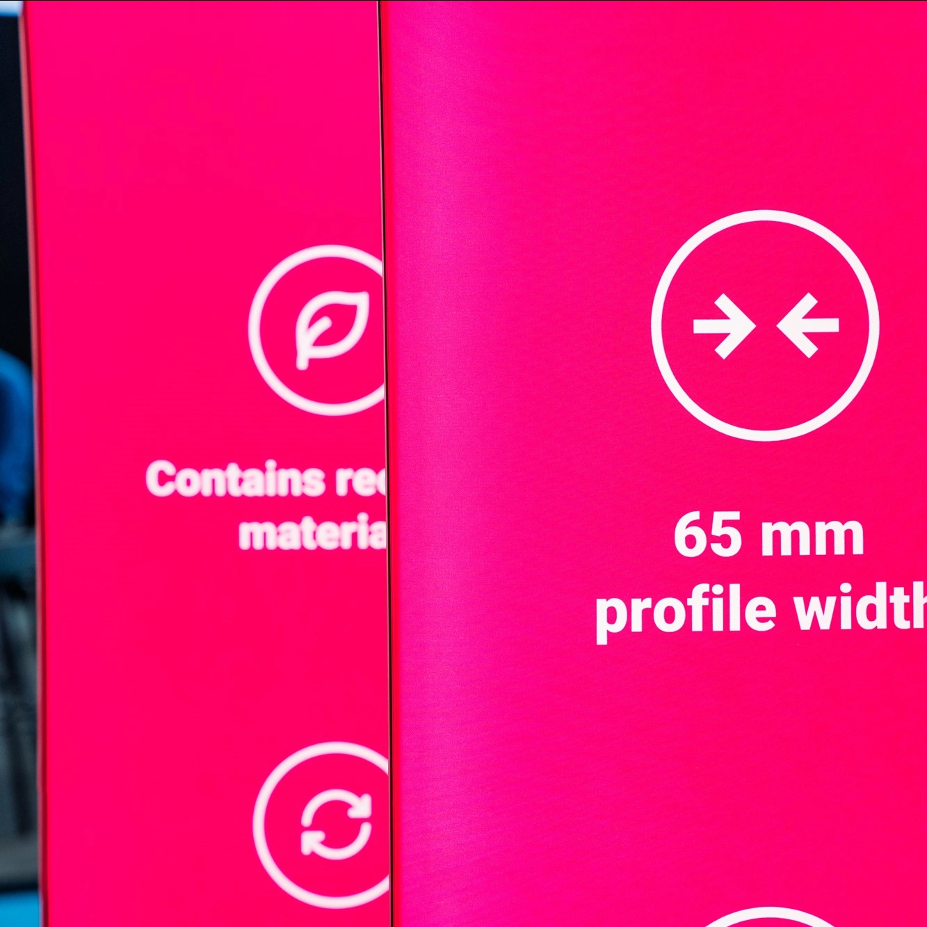 Zbliżenie na grafikę informacyjną systemu wystawienniczego adsystem z ikonami ekologicznymi i opisem profilu o szerokości 65 mm.