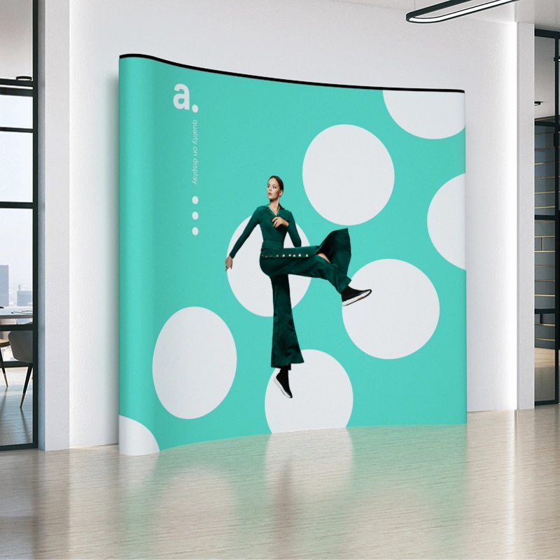 Łukowa ścianka pop-up z turkusowym wydrukiem w nowoczesnym biurze.