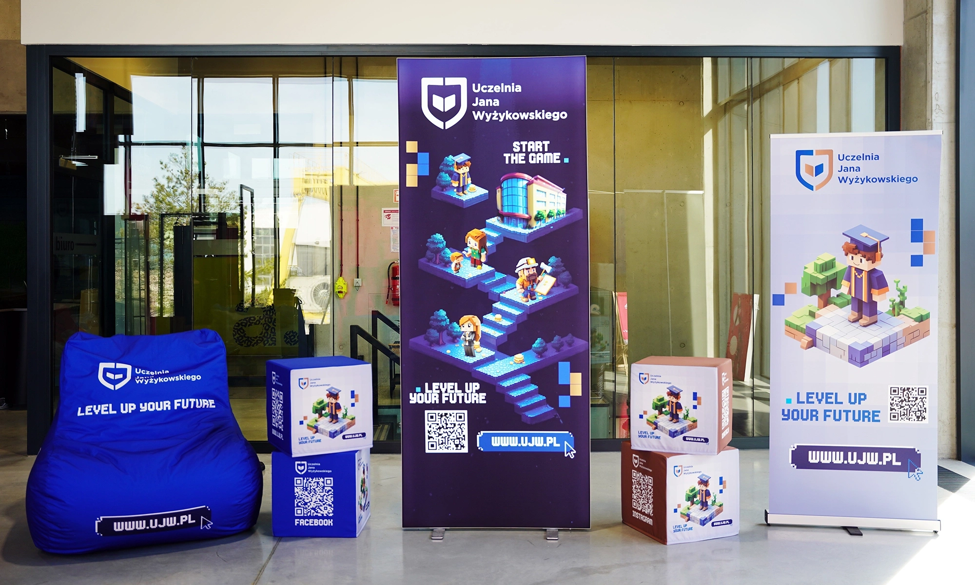 Kasetony i meble reklamowe dla uczelni ustawione na korytarzu