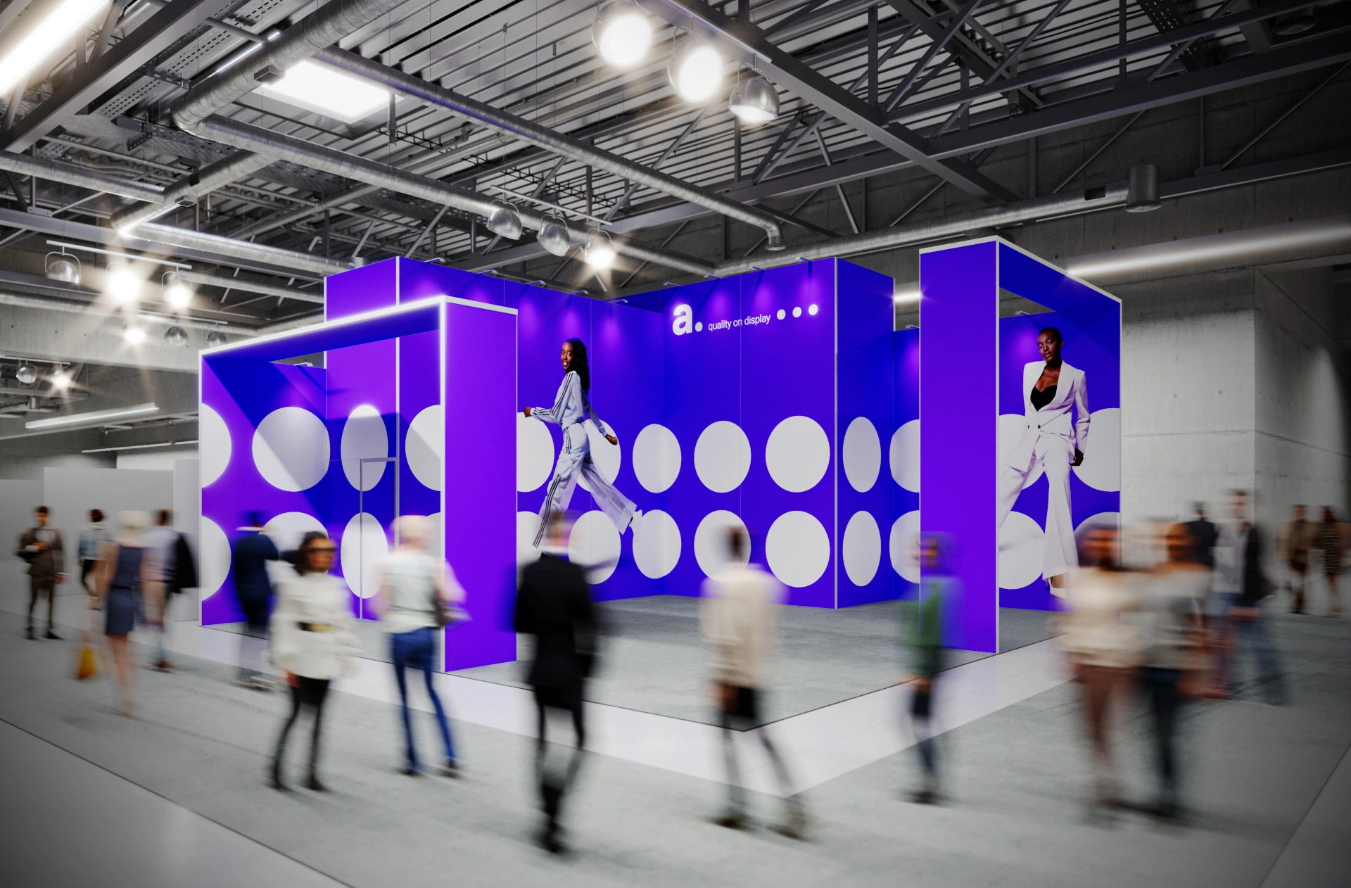 Stoisko targowe w odcieniach fioletu z dużymi białymi kołami jako motywem graficznym, oznaczone logotypem „a. quality on display”, z wysokimi modułami prezentacyjnymi i dużymi wizualizacjami postaci.