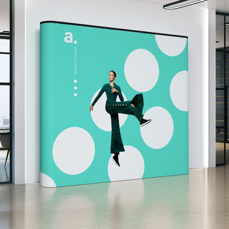 Prosta ścianka pop-up z turkusowym wydrukiem w nowoczesnym biurze.