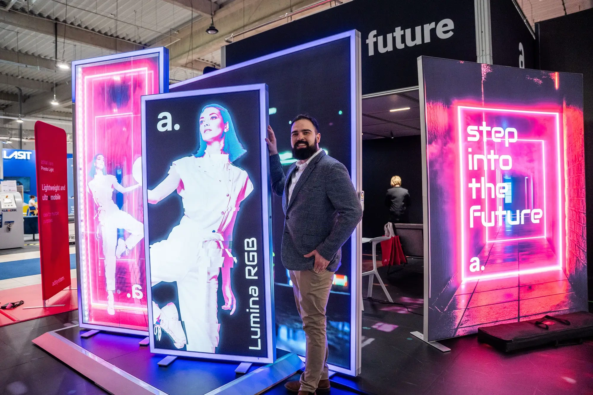 Nowoczesna zabudowa targowa z grafikami na panelach LED – prezentacja marki