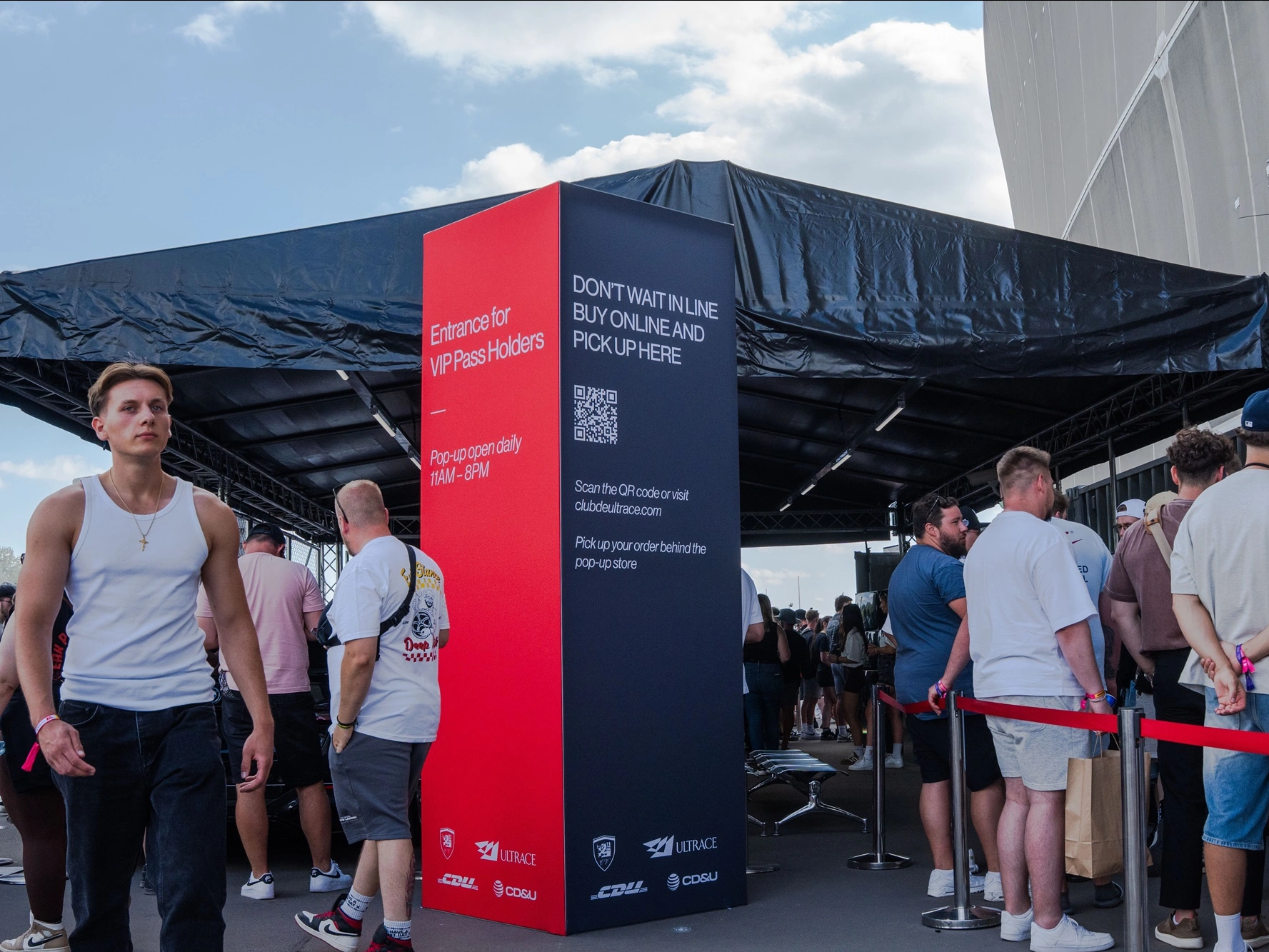 Totem informacyjny wskazujący wejście dla posiadaczy biletów VIP oraz punkt odbioru zamówień online podczas wydarzenia Ultrace 2025.