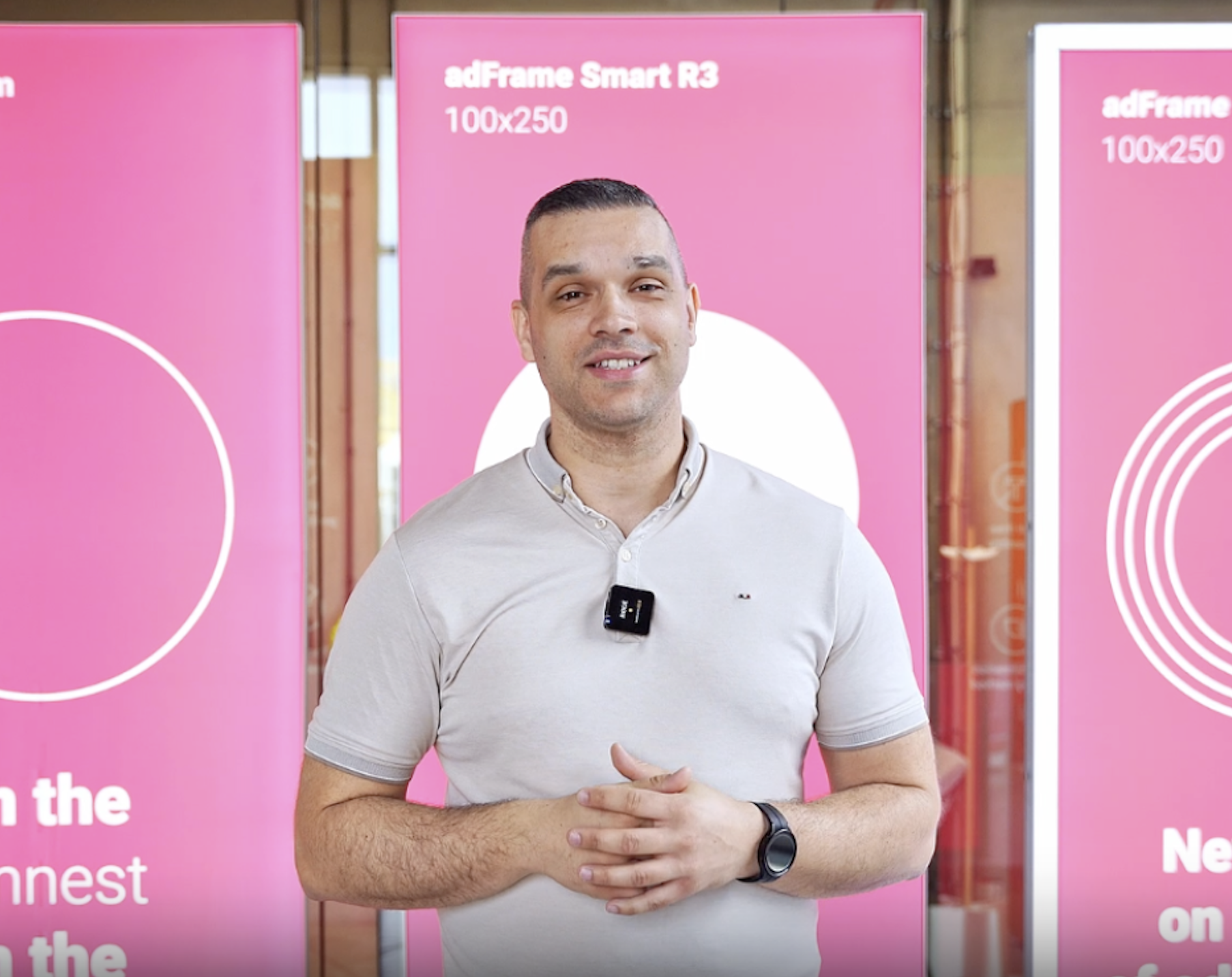 file-meta-description.hombrepresentandolospanelespublicitariosad-frame-smart-r3100x250confondorosaduranteunademostraciónenferiaoshowroom.