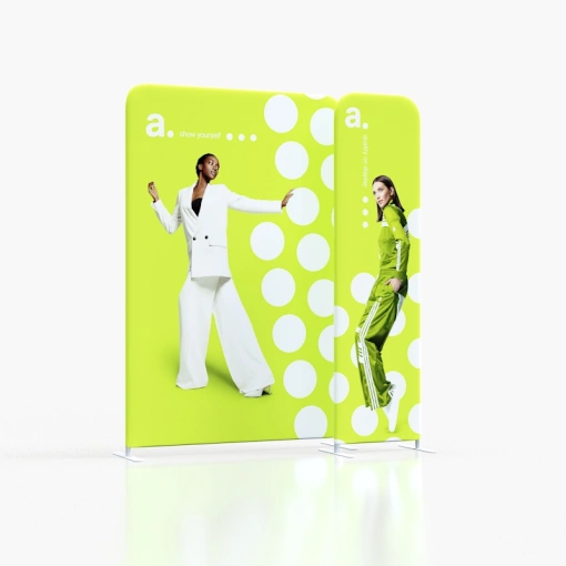 Conjunto de duas paredes têxteis Vario Presto Light em configuração de canto solução compacta para feiras e eventos